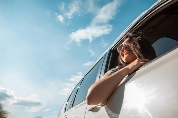 Uma Mulher Olhar Pela Janela Carro Conceito Viagem Rodoviária Verão — Fotografia de Stock