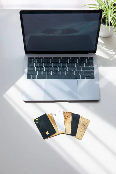 Ноутбук Зверху Зверху Банківські Кредитні Картки Протягом Сонячного Дня Онлайн — стокове фото