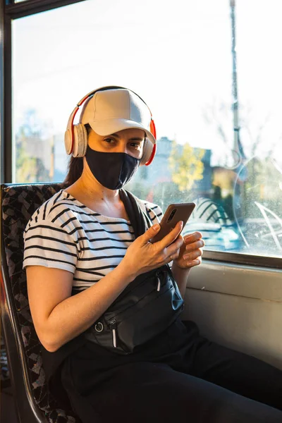 Mulher Máscara Médica Bonde Cidade Transporte Público Cópia Espaço Noite — Fotografia de Stock