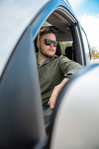 Hombre Barbudo Dirigiendo Espacio Copia Del Coche Hora Verano —  Fotos de Stock