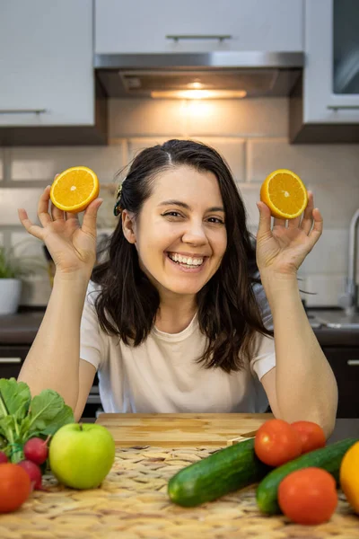 Retrato Hermosa Mujer Sonriente Cocina Con Frutas Verduras Espacio Copia — Foto de Stock