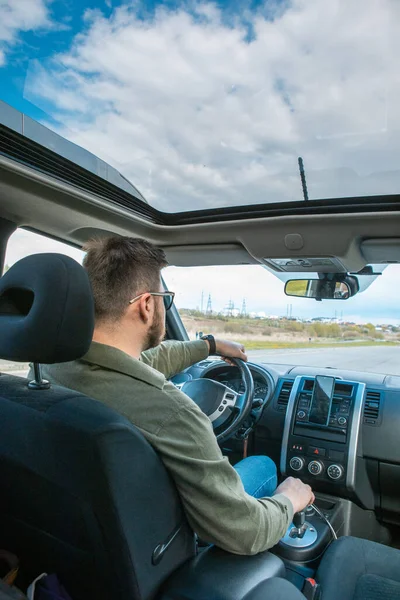 Männerporträt Autoreisekonzept — Stockfoto