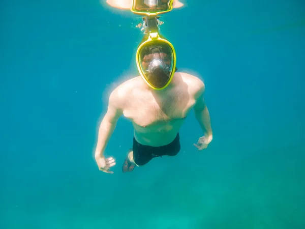 Hombre Nadando Bajo Agua Con Snorkeling Almizcle Verano Mar Vacaciones — Foto de Stock