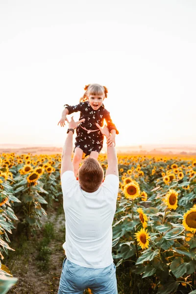 Padre Con Figlia Campo Girasoli Tramonto — Foto Stock