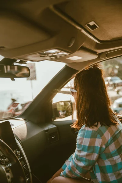 Junge Hübsche Lächelnde Frau Auto Sitzend Sommerzeit — Stockfoto