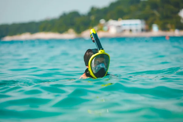 Donna Maschera Snorkeling Acqua Mare Copia Spazio — Foto Stock