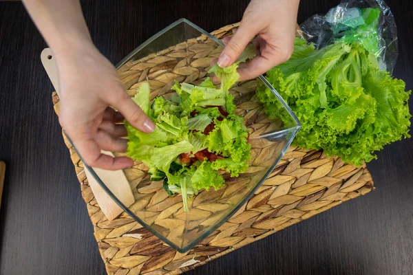 Koken Zomer Salade Komkommer Tomaten Glazen Kom — Stockfoto