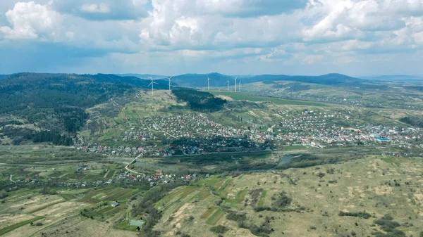 Вітрові Турбіни Зелені Відновлювані Електричні Енергетичні Небо Хмари — стокове фото