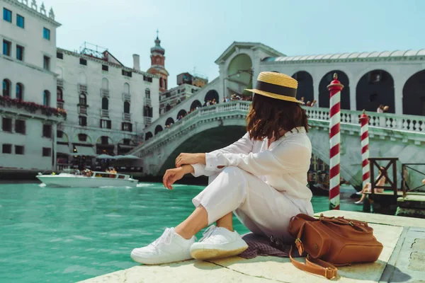 Mulher Sentada Perto Ponte Rialto Veneza Itália Olhando Para Grande — Fotografia de Stock