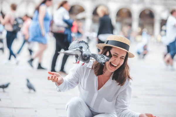 Žena Bílém Oblečení Slaměným Kloboukem Baví Holuby Benátkách Náměstí Náměstí — Stock fotografie