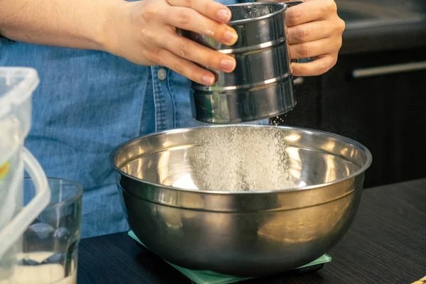 Ile Yemek Pişiren Kadın — Stok fotoğraf