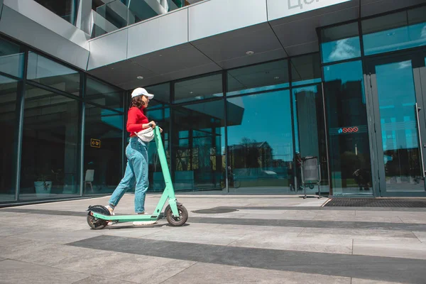 Jeune Jolie Femme Monter Électrique Coup Pied Scooter Immeuble Bureaux — Photo