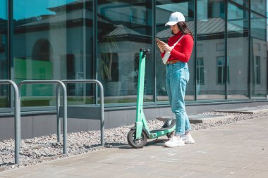 Elektrikli scooter kiralamak. Son mil şehir aktarım aracını kullanarak kopyalamak.
