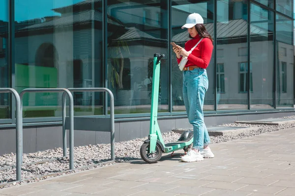 Location Électrique Kick Scooter Utilisant Téléphone Dernier Mile Ville Transport — Photo