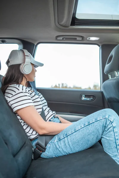 Женщина Сидящая Заднего Сидящего Автомобиля Слушает Музыку Местом Копирования Гарнитуры — стоковое фото