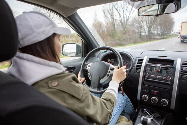 Mulher Dirigindo Carro Tempo Chuvoso Vista Dentro Painel Instrumentos Espaço — Fotografia de Stock