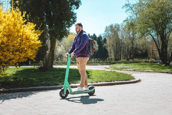 Pria Scooter Listrik Transportasi Perkotaan Tersenyum Musim Semi Hari Yang — Stok Foto