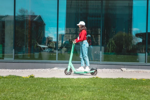 Junge Frau Reitet Elektro Tretroller Kopie Raum Frühling Sonniger Tag — Stockfoto