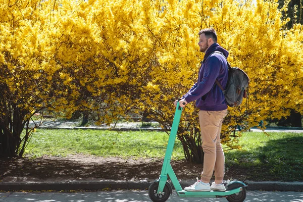 Homem Pontapé Elétrico Scooter Transporte Urbano Sorrindo Primavera Dia Ensolarado — Fotografia de Stock