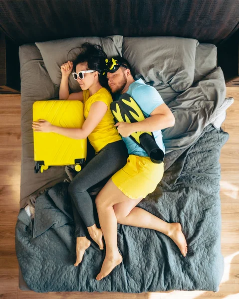 Paar Bett Mit Reisetasche Bereit Für Den Sommerurlaub Meer — Stockfoto