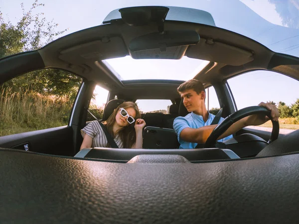 Giovane Coppia Felice Auto Viaggio Strada — Foto Stock