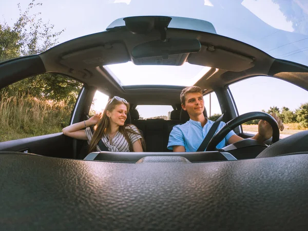 Junges Glückliches Paar Auto Road Trip — Stockfoto