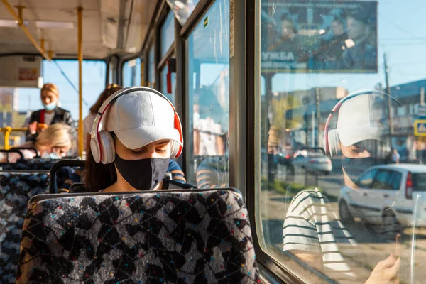 Žena Lékařské Masce Městské Tramvajové Veřejné Dopravy Kopírovat Prostor Večer — Stock fotografie