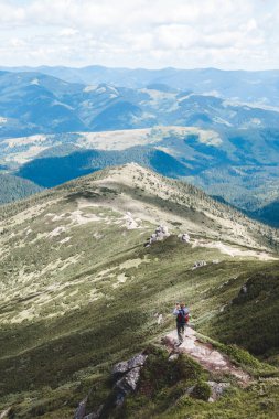 Dağlardaki genç yürüyüşçü. Yaz yürüyüşü yolu. Boşluğu kopyala.