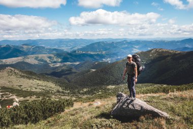 Dağlardaki genç yürüyüşçü. Yaz yürüyüşü yolu. Boşluğu kopyala.