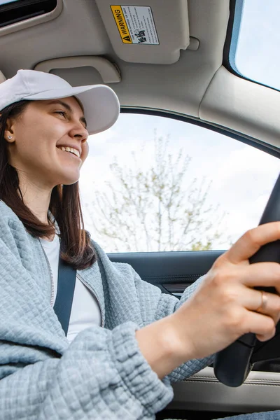 Donna Sorridente Guida Auto Vista Dall Interno Spazio Copia — Foto Stock