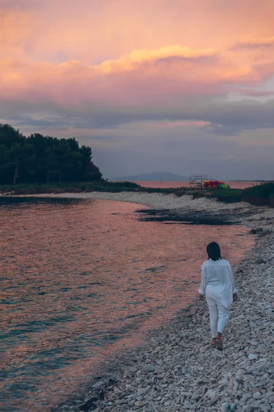 Giovane Bella Donna Piedi Dalla Spiaggia Guardando Tramonto Sopra Mare — Foto Stock