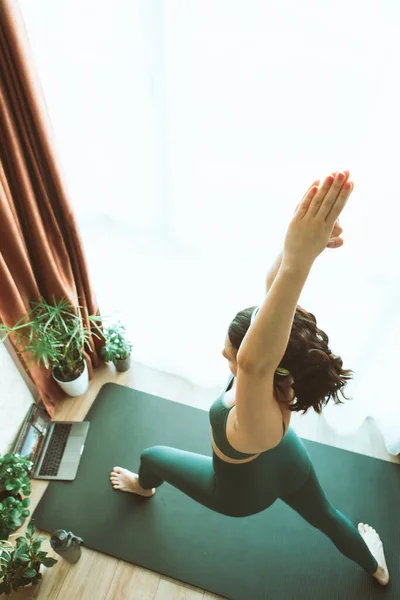 Kadın Büyük Pencerenin Yanında Yoga Yapıyor Sağlıklı Bir Yaşam Tarzı — Stok fotoğraf