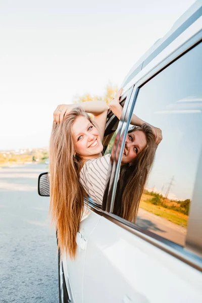 Junge Hübsche Frau Auto Fahren Bei Sonnenuntergang Warmer Sonniger Tag — Stockfoto