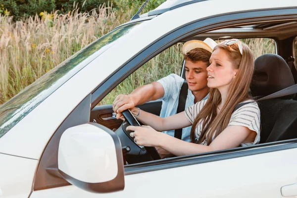 Junge Frau Mit Mann Auto Sommerroadtrip Fahrunterricht — Stockfoto