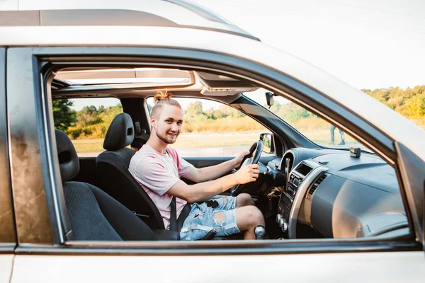 Joven Hombre Guapo Seguro Conducir Coche Viaje Por Carretera —  Fotos de Stock