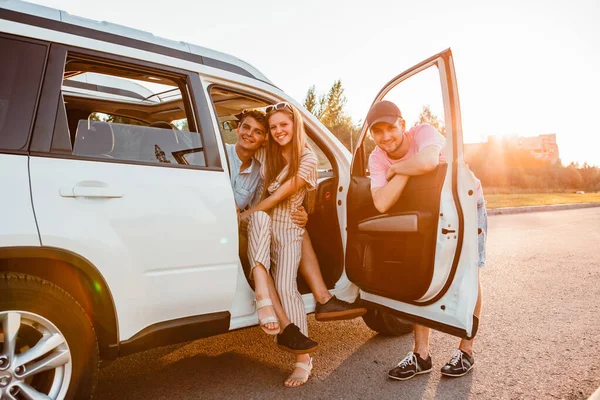 Freunde Posieren Bei Sonnenuntergang Der Nähe Von Autos Roadtrip Konzept — Stockfoto