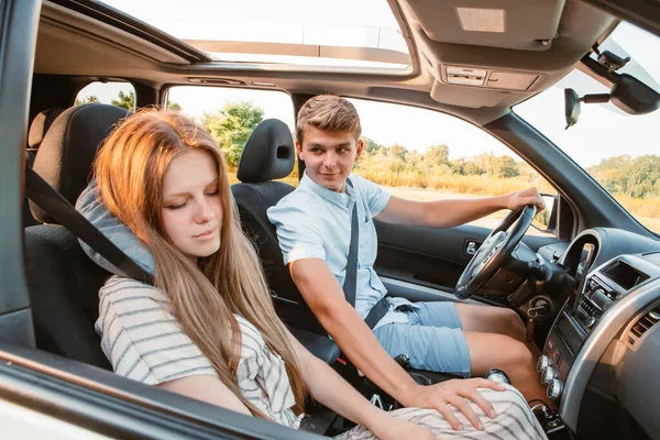 Junger Mann Steuer Eines Autos Frau Schläft Mit Kopfkissen Kopierraum — Stockfoto