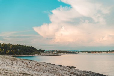 Gün batımında kayalık sahil manzarası