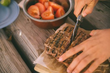 Yanmış ton balığının kazığını kes. bbq kavramı