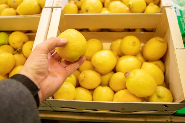 Man Hands Taking Lemon Groceries Store Copy Space — Stock Photo, Image