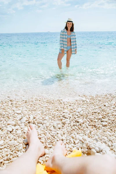 Donna Camicia Quadri Blu Passeggiando Riva Mare Vacanze Estive — Foto Stock