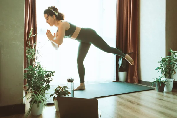 Frauen Machen Yoga Der Nähe Von Laptop Online Lernunterricht Aus — Stockfoto