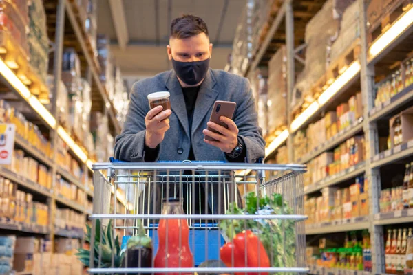 Man Grocery Store Cart Checking Phone Copy Space — Stock Photo, Image