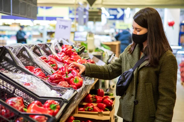 Жінка Медичній Масці Робить Покупки Продуктів Вибираючи Простір Копіювання Солодкого — стокове фото