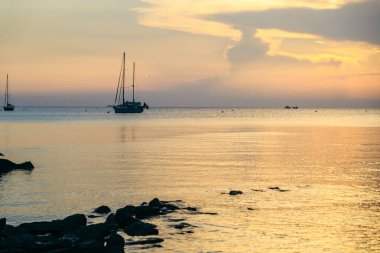 Deniz üzerinde turuncu gün batımı manzarası. Boşluğu kopyala