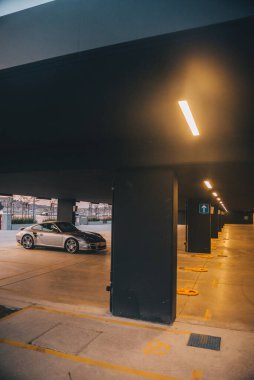 Rovinj, Hırvatistan - 6 Haziran 2019: Otoparkta Porsche 911, arka planda botlar. Boşluğu kopyala