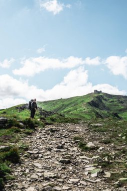 Dağlardaki genç yürüyüşçü. Yaz yürüyüşü yolu. Boşluğu kopyala.