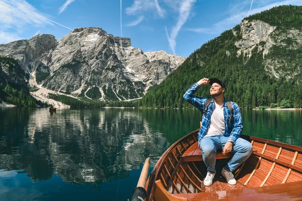 Hombre Gran Barco Madera Lago Montaña Soleado Día Verano Espacio — Foto de Stock
