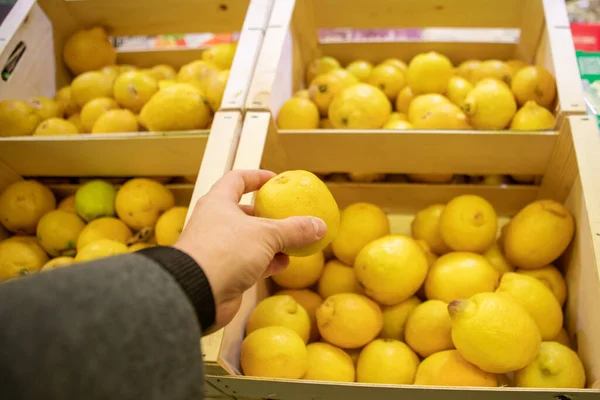 Man Hands Taking Lemon Groceries Store Copy Space — Stock Photo, Image