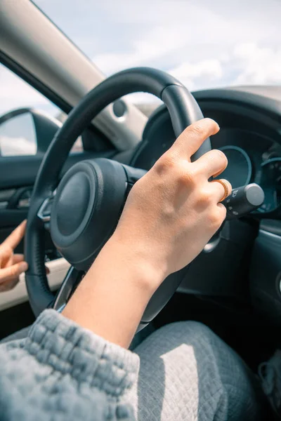 Woman Driving Car View Face Road Trip — Stock Photo, Image